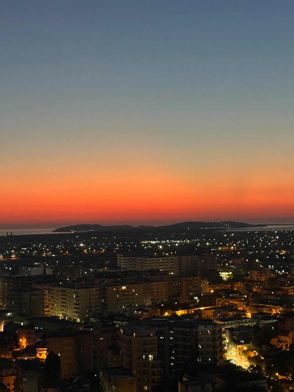Qyteti në muzg nga Kuzum Baba