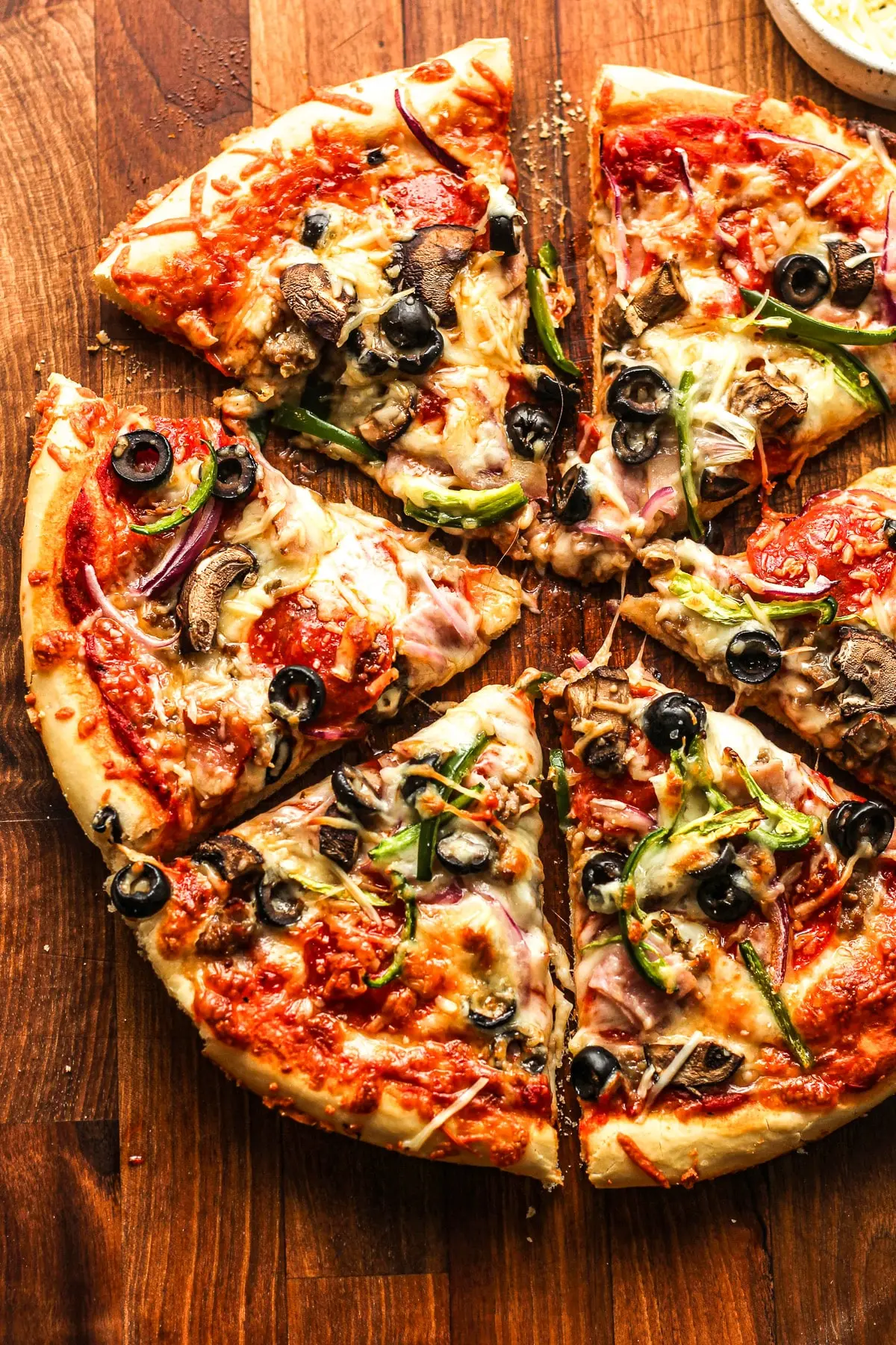 Pizza e pjekur në furrë me dru