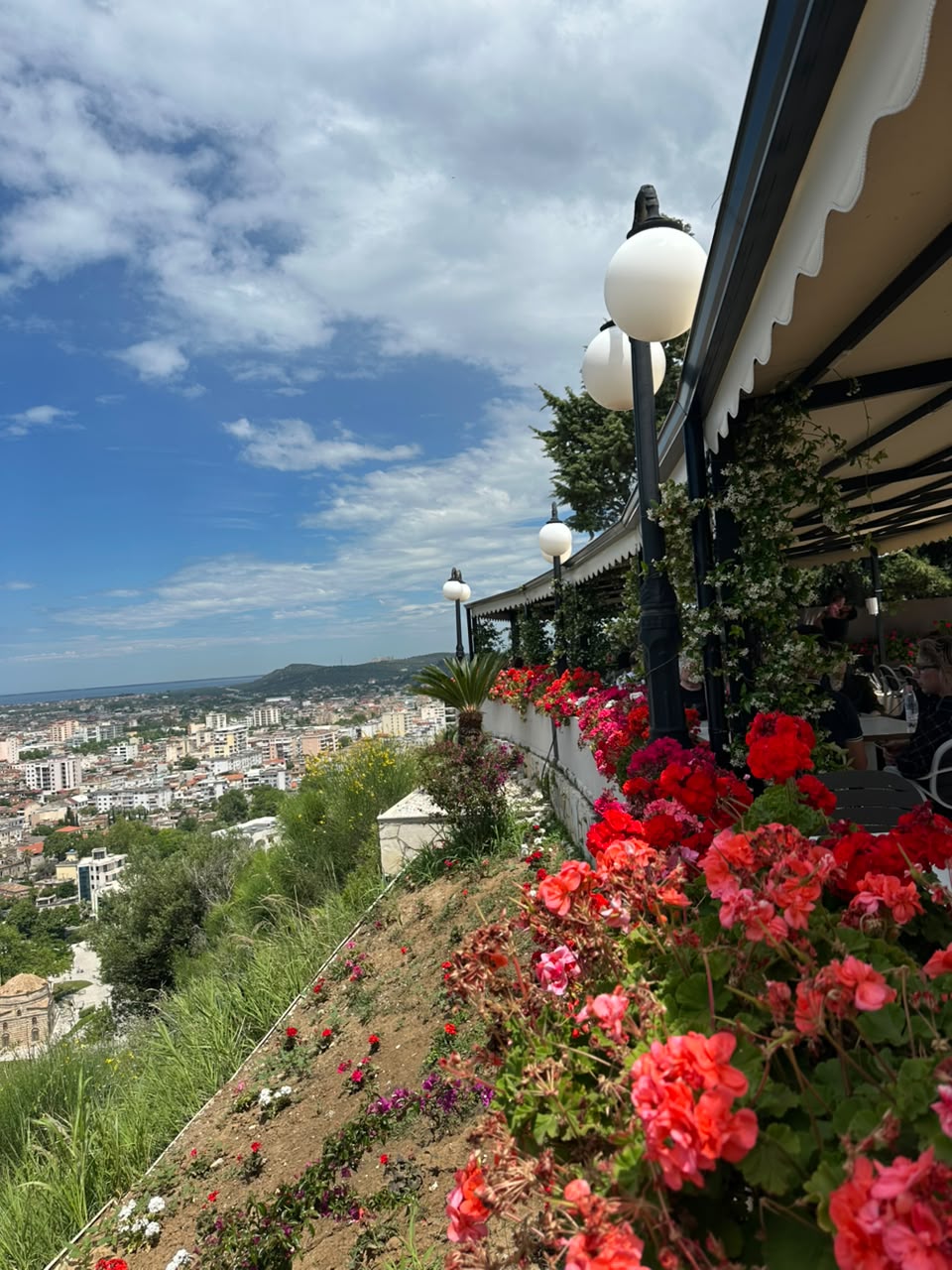 Teraca me lule dhe panoramë mbi qytet
