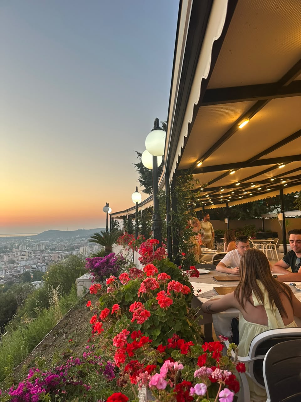 Mysafirë në teracë me lule