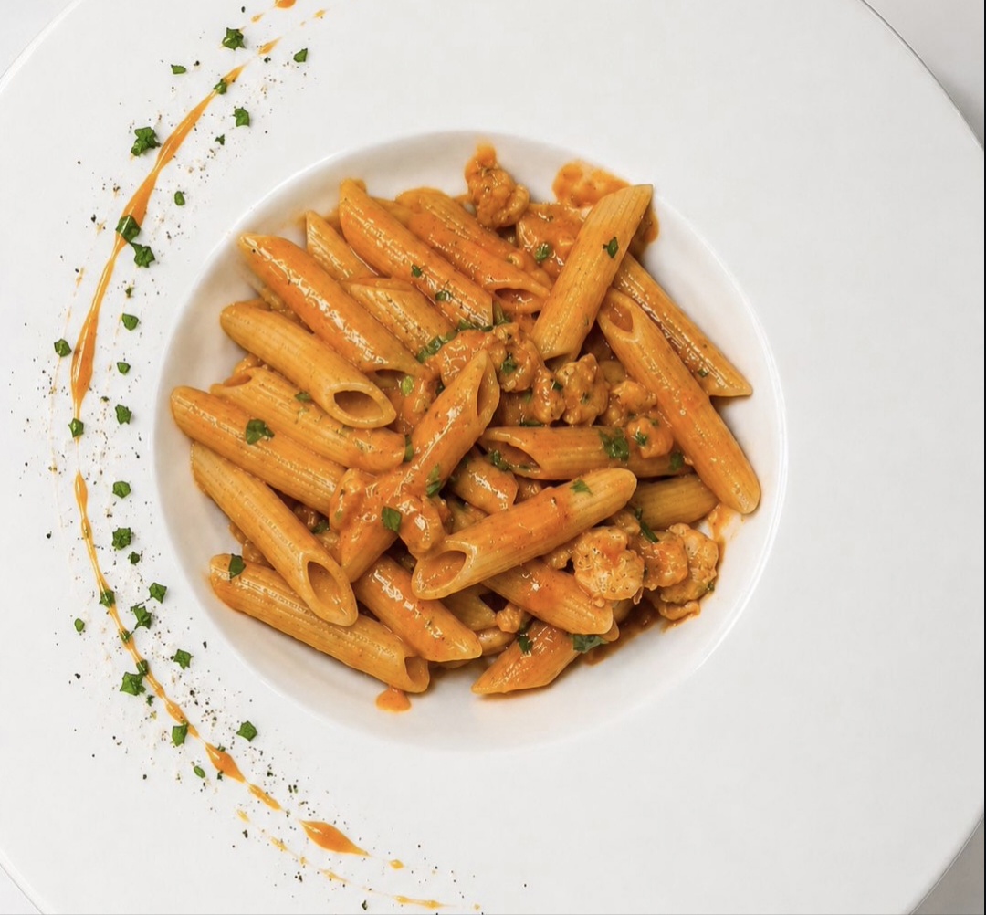 Penne me salsiçe në salcë domatesh