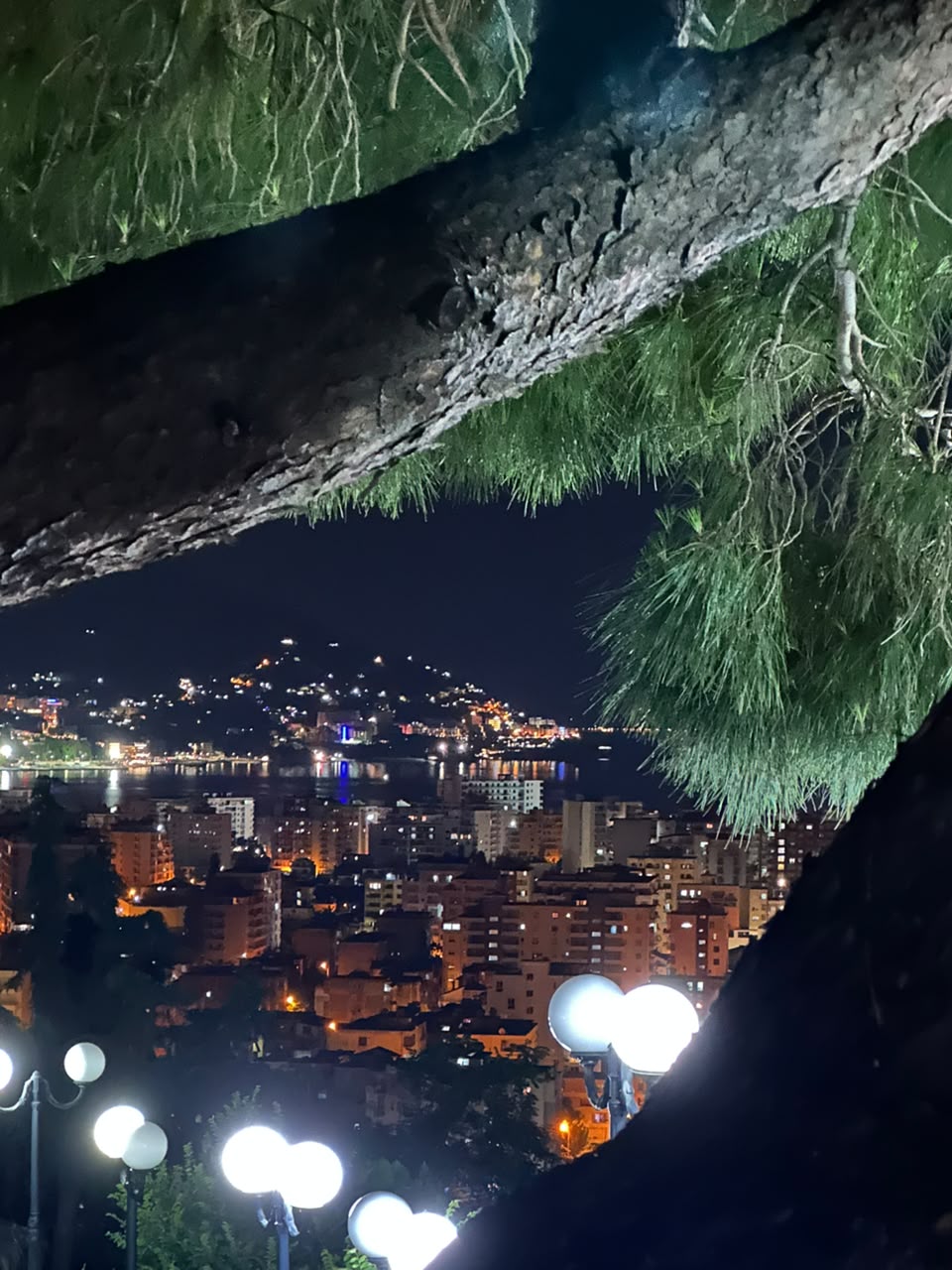 Tavolinë e shtruar natën me dritat e qytetit nga Kuzum Baba